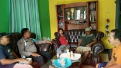 Sambangi rumah warga saat giat patroli bersama di wilayah hukum Polsek Padang